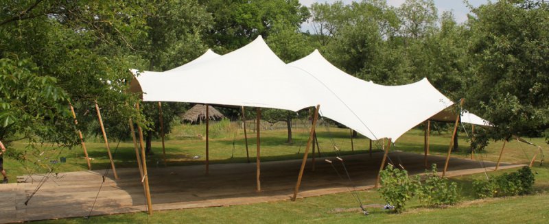 Een opgestelde stretchtent in een veld